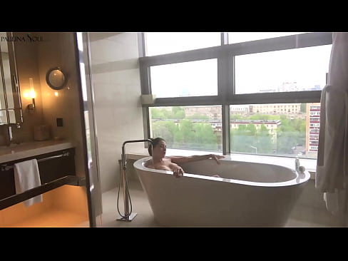 ❤️ Enorme babe die hartstochtelijk haar poesje aftrekt in de badkamer ❤️ Fuck video at us ❌