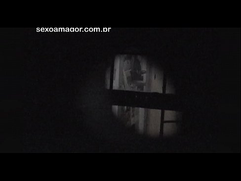 ❤️ Blondie wordt stiekem gefilmd door een voyeur uit de buurt, verstopt achter holle bakstenen ❤️ Fuck video at us ❌