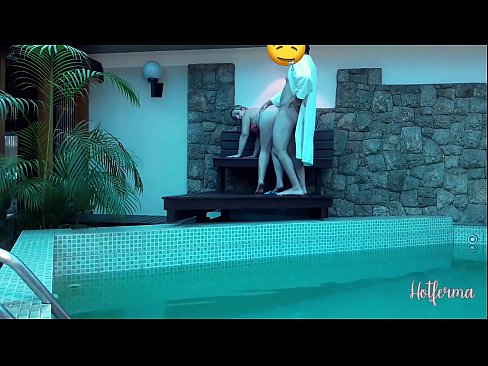❤️ Baas nodigt meid uit naar het zwembad, maar kon een hete niet weerstaan ❤️ Fuck video at us ❌