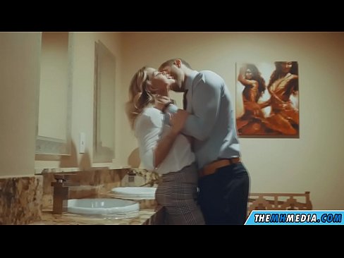 ❤️ Wanneer een rondborstige blondine je verleidt in een openbaar toilet ❤️ Fuck video at us ❌